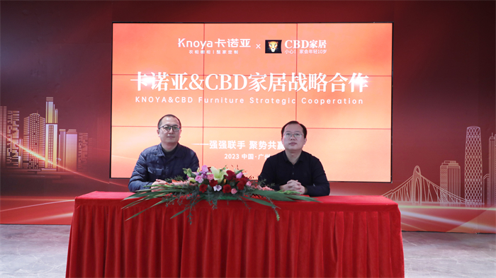 撸撸社下载安装銷售中心副總經理曹崇慧（右）與CBD家居負責人簽訂合作協議

